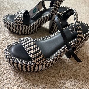 Universal Thread Black and Cream Platform Sandals - Women